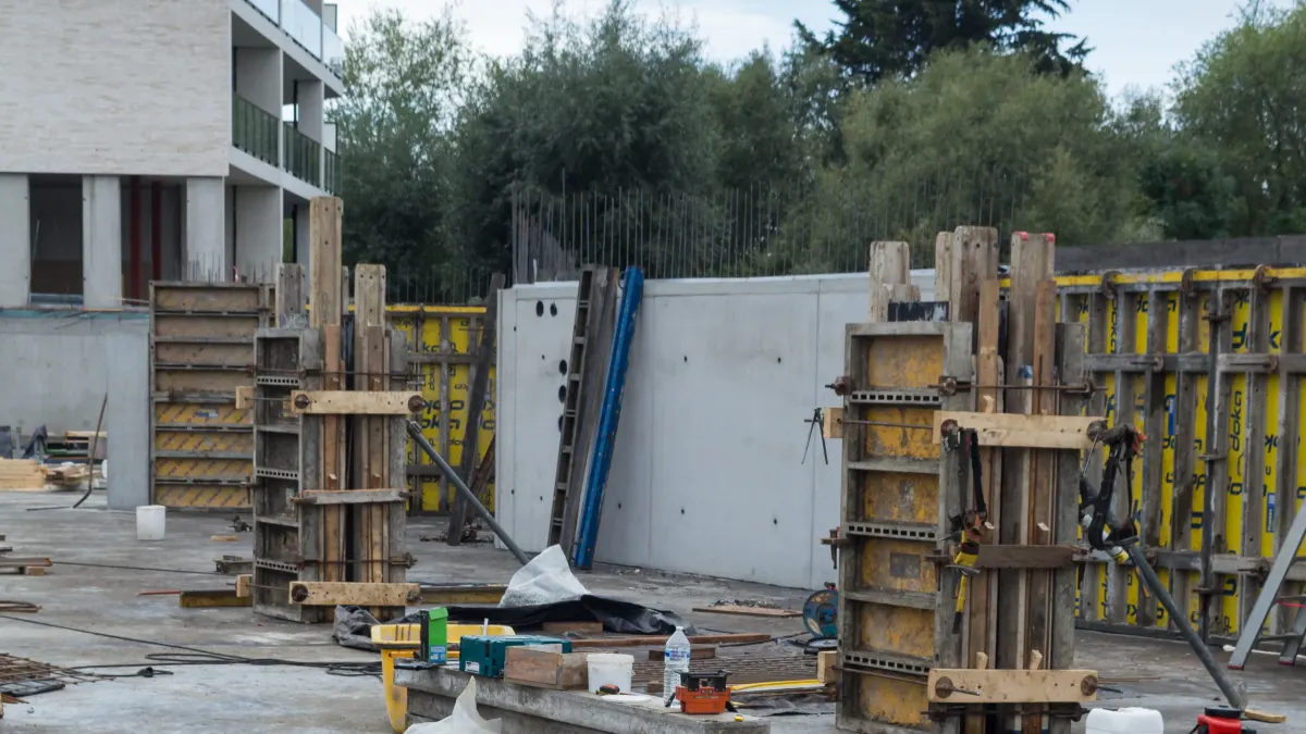 Bekisting voor betonnen kolommen op de werf