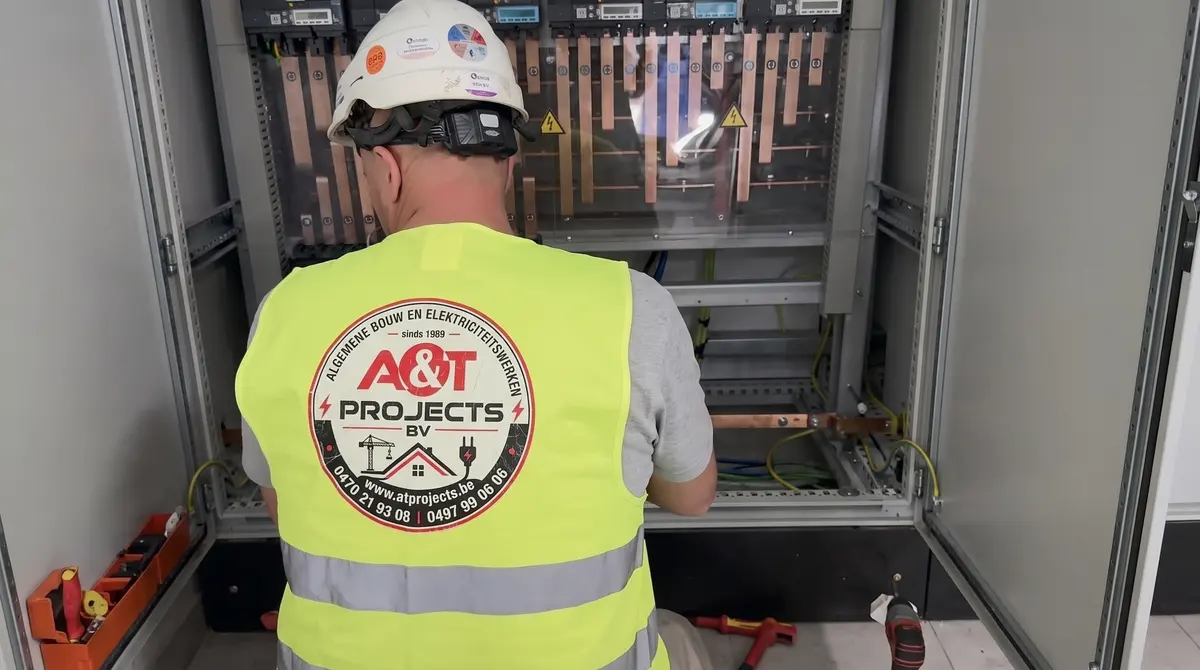 Detail van een elektrische verdeelkast met koperen rails